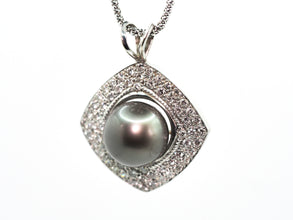 1.02 Ct White Gold Black Tahitian Pearl and Diamond Pavé Necklace 18 Kt