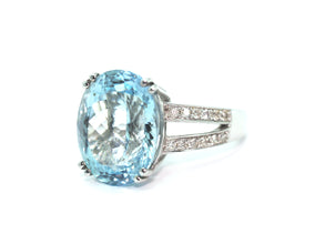 10.58 Ct Oval Aquamarine and Natural Diamond Ring 14Kt White Gold
