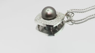 1.02 Ct White Gold Black Tahitian Pearl and Diamond Pavé Necklace 18 Kt